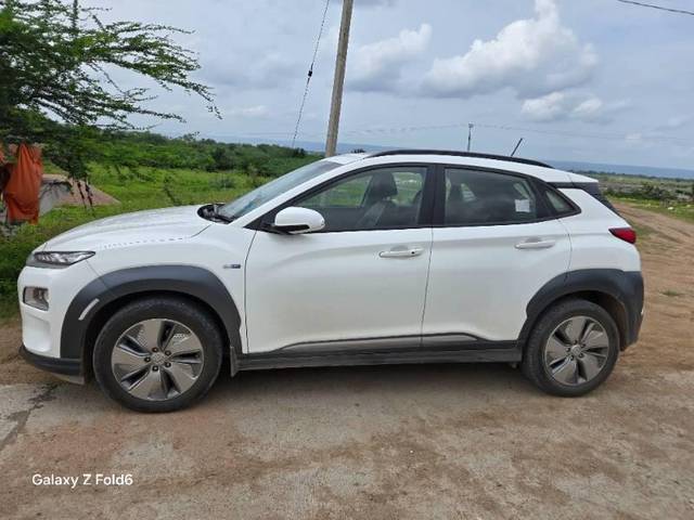 https://images10.gaadi.com/usedcar_image/4148340/original/processed_4ca18063-bbdc-42a8-b12d-4af422040218.jpg?imwidth=6402