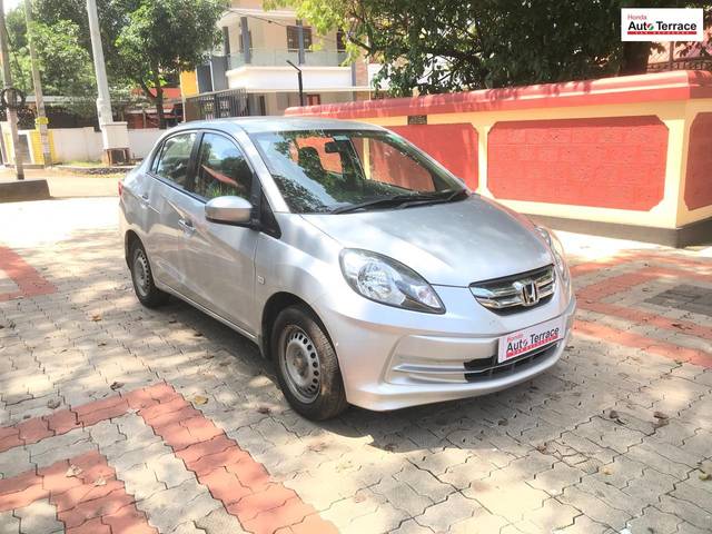 https://images10.gaadi.com/usedcar_image/4148744/original/fcd3d70ac11aea626de7bc6f06e189dd.jpg?imwidth=6400