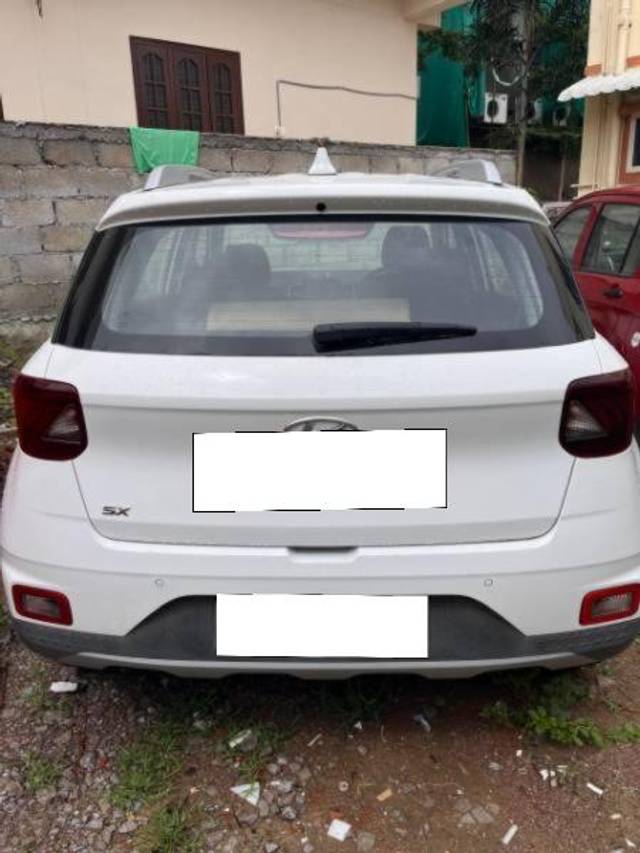 https://images10.gaadi.com/usedcar_image/4148997/original/processed_c39109ff-285a-4766-9c06-081b762bb702.jpeg?imwidth=6402