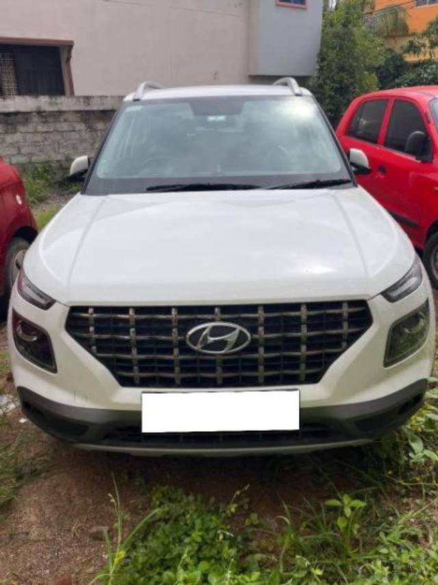 https://images10.gaadi.com/usedcar_image/4148997/original/processed_c91fa4f0-0bca-4d0f-a40f-35bd64afbeb2.jpeg?imwidth=6400