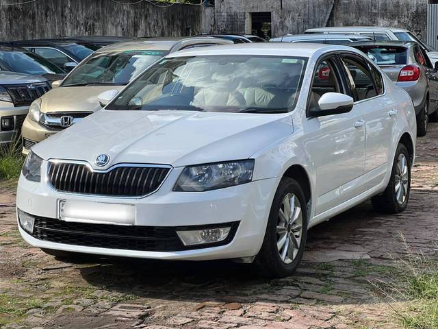 https://images10.gaadi.com/usedcar_image/4149253/original/processed_07b9841b807ba5655d1585b95b20799d.jpg?imwidth=6402