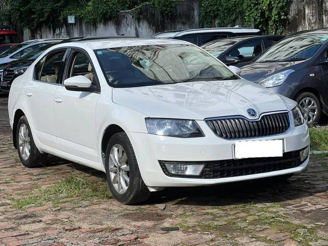 https://images10.gaadi.com/usedcar_image/4149253/original/processed_9abf949a88c0454069271d35bba306e2.jpg?imwidth=6400