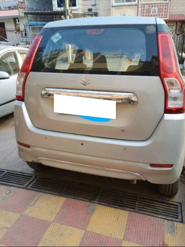 https://images10.gaadi.com/usedcar_image/4149379/original/processed_dd5c9d1f-6cb3-4738-8f4a-cb095ff695dc.png?imwidth=6401