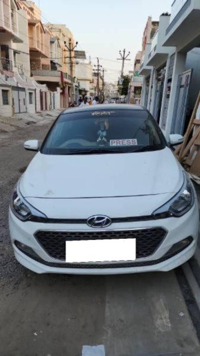 https://images10.gaadi.com/usedcar_image/4149554/original/processed_e5bcd501-27b2-4a70-9d92-416275a1b3ec.jpeg?imwidth=6400