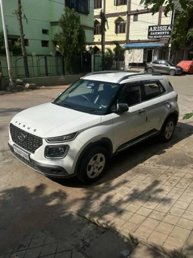 https://images10.gaadi.com/usedcar_image/4149689/original/processed_ede7db64-c02c-4c82-8f3d-6418a983f8a8.jpg?imwidth=6400