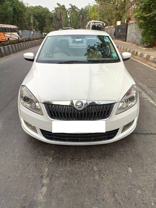 https://images10.gaadi.com/usedcar_image/4150245/original/processed_64629ab8e7cc39c0d358683e330035fc.jpg?imwidth=6401