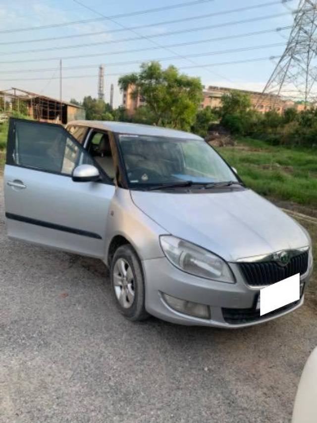 https://images10.gaadi.com/usedcar_image/4150824/original/processed_a0ad5328-0127-447a-9808-5fc88c4bc5e9.jpeg?imwidth=6400