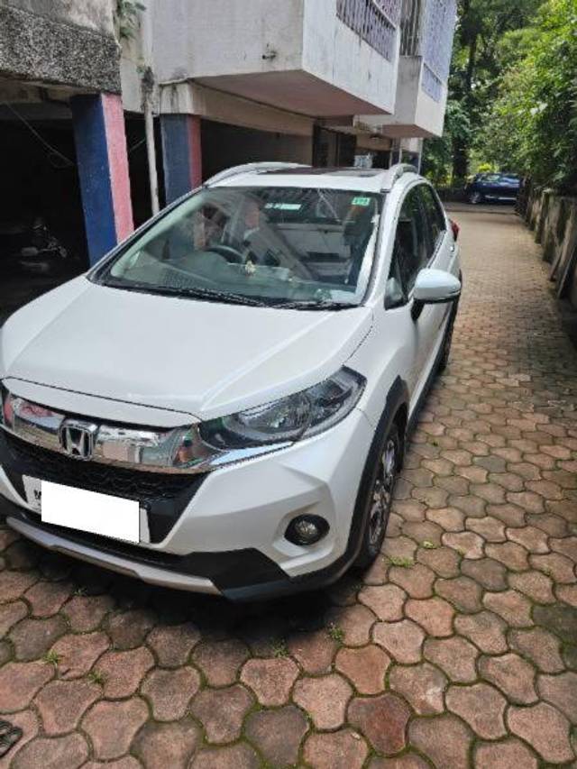 https://images10.gaadi.com/usedcar_image/4150866/original/processed_b2007378-2d66-4dc2-b772-367576205e61.jpg?imwidth=6402