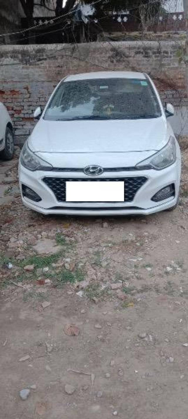 https://images10.gaadi.com/usedcar_image/4151700/original/processed_817bf6d2-7787-4f61-b943-0221d3a57976.jpeg?imwidth=6402