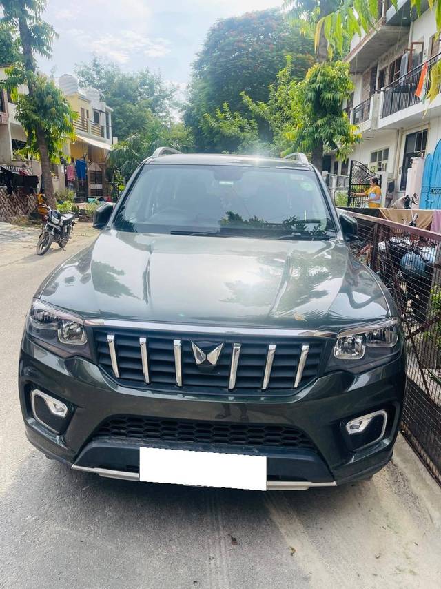 https://images10.gaadi.com/usedcar_image/4151782/original/processed_35f71d7fe3a57029b923bb9f42bfb8d4.jpg?imwidth=6402