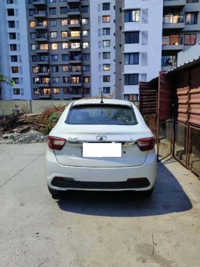 https://images10.gaadi.com/usedcar_image/4151923/original/processed_784e3f17-41f9-48d0-b9ad-dbcb0cd513c3.jpg?imwidth=6401