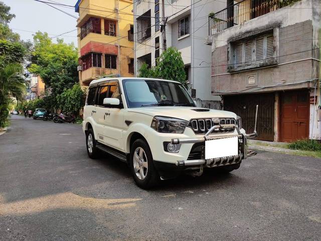 https://images10.gaadi.com/usedcar_image/4152064/original/processed_24382f65c2b0fae3ce7d2a346d834266.jpg?imwidth=6400