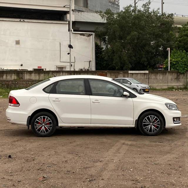 https://images10.gaadi.com/usedcar_image/4152457/original/e8b35ba9ff22f618de480a9e76b940f6.jpg?imwidth=6401