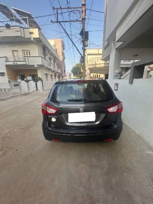 https://images10.gaadi.com/usedcar_image/4152499/original/processed_c32b4eda-b5bc-4862-861f-15408219a376.jpg?imwidth=6402