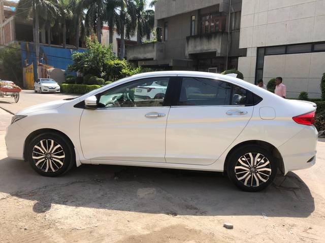 https://images10.gaadi.com/usedcar_image/4152672/original/ff02d91cb2166460a9d03a77f966a500.jpg?imwidth=6402