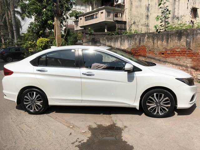 https://images10.gaadi.com/usedcar_image/4152672/original/processed_4b00c35121d283d7005ee5578cbd72d5.jpg?imwidth=6401