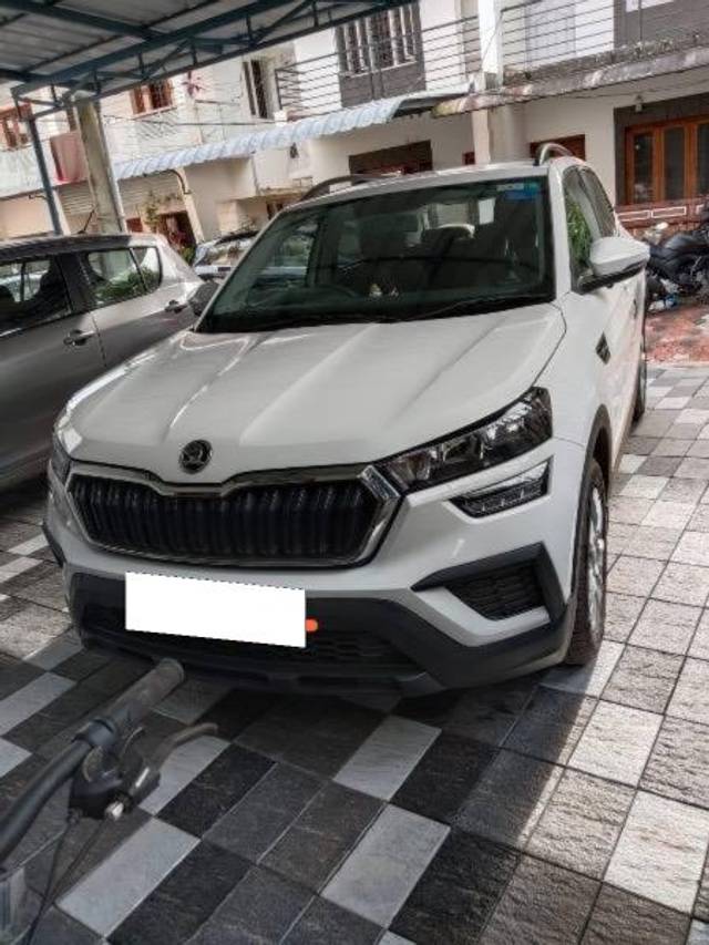 https://images10.gaadi.com/usedcar_image/4153053/original/processed_2872882d-9d3e-439c-b17d-ad705db413c0.jpeg?imwidth=6400