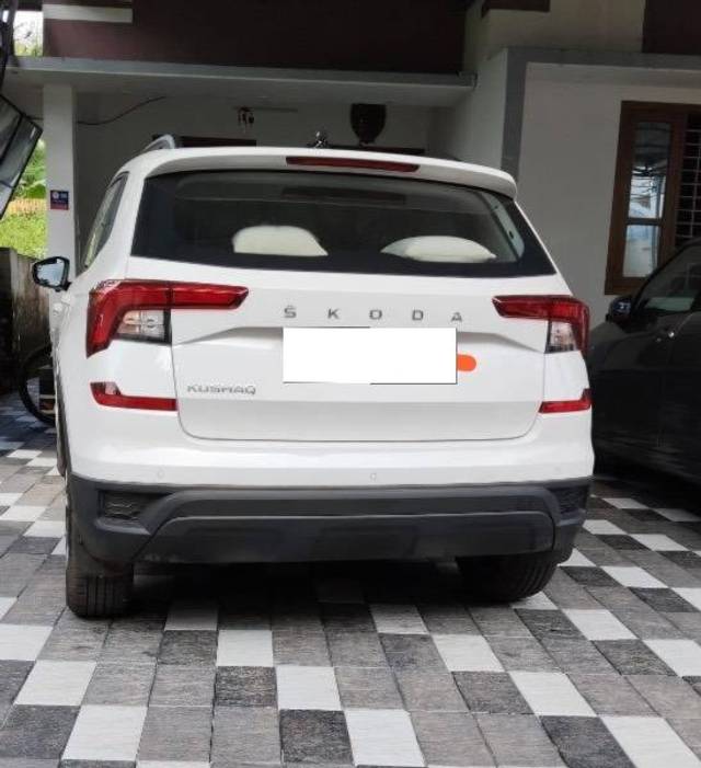 https://images10.gaadi.com/usedcar_image/4153053/original/processed_a2d41d34-9338-4ed5-a668-1d74ed05eff1.jpeg?imwidth=6401