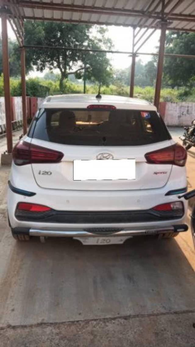 https://images10.gaadi.com/usedcar_image/4153107/original/processed_65e7fbda-20ef-467c-9ef1-ae3b579ac127.jpg?imwidth=6401