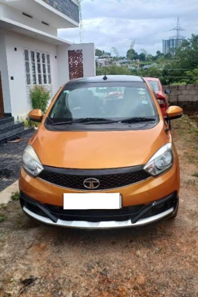 https://images10.gaadi.com/usedcar_image/4153424/original/processed_a9e12b22-6d94-4eeb-aebc-22b8aa89b610.jpg?imwidth=6400