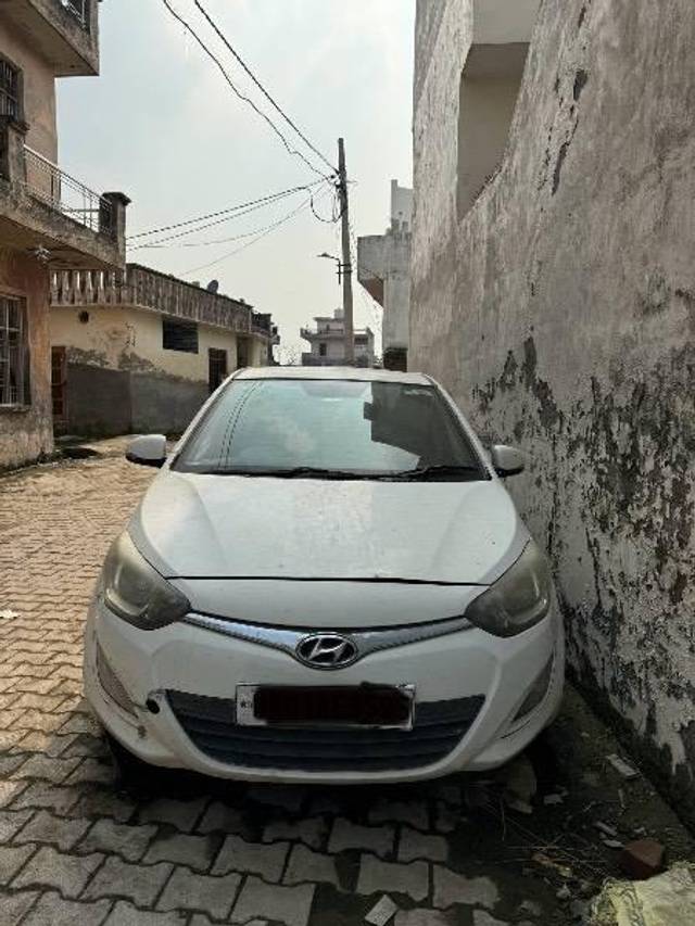 https://images10.gaadi.com/usedcar_image/4153751/original/processed_65a5662a-3226-475a-ace6-39245701729d.jpeg?imwidth=6400