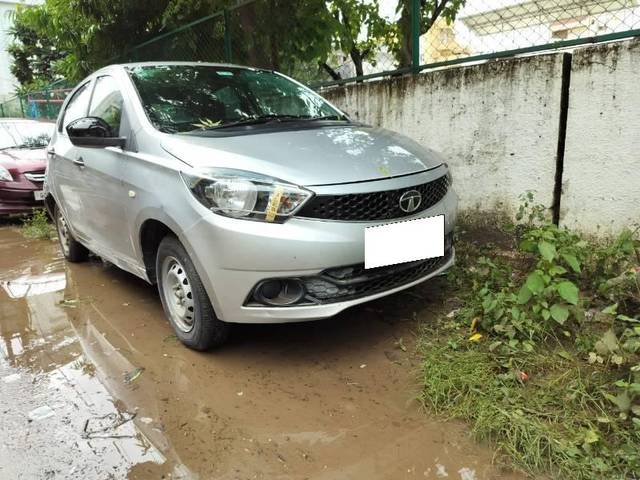 https://images10.gaadi.com/usedcar_image/4154017/original/processed_cff35882-9708-4ff6-aae3-820bffa56735.jpg?imwidth=6400