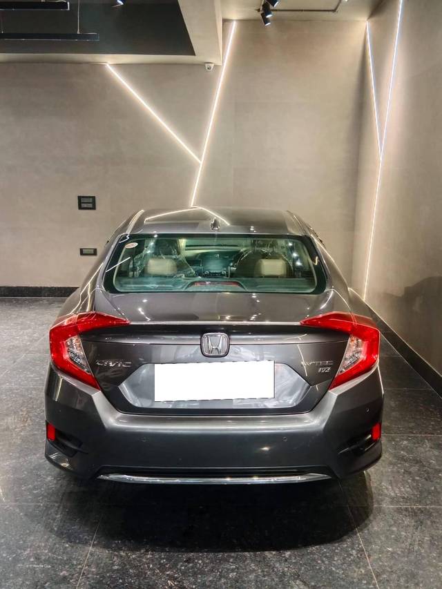 https://images10.gaadi.com/usedcar_image/4154212/original/processed_a33fb51aa0ccb0e158e12f2e6884b810.jpg?imwidth=6402