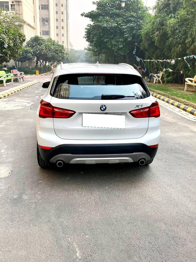 https://images10.gaadi.com/usedcar_image/4154965/original/processed_fd343187cd0de93527e2c31782b2ccef.jpg?imwidth=6402