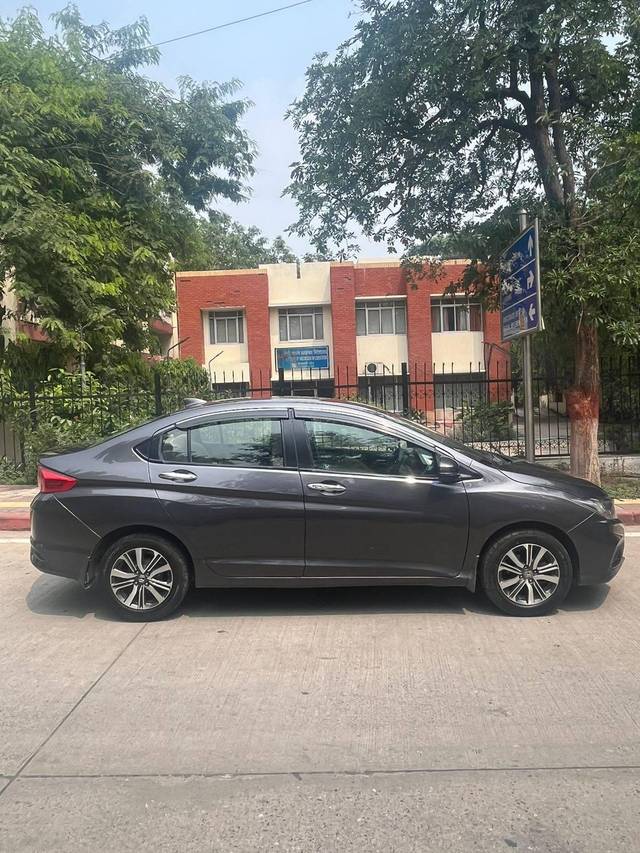 https://images10.gaadi.com/usedcar_image/4155464/original/processed_cd5a03ba3911084122393f8878879eb9.jpg?imwidth=6401