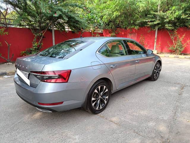 https://images10.gaadi.com/usedcar_image/4155793/original/processed_4bef8689febcfe220a4ebd08264e0b5a.jpeg?imwidth=6401