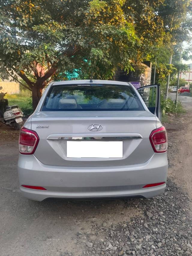 https://images10.gaadi.com/usedcar_image/4155868/original/processed_52b88ea9be357519cfcb56aac57dd9b7.jpg?imwidth=6401