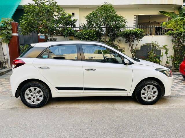 https://images10.gaadi.com/usedcar_image/4156022/original/processed_d6f42832ec4d8450fccea2ebc0d19e5a.jpg?imwidth=6401