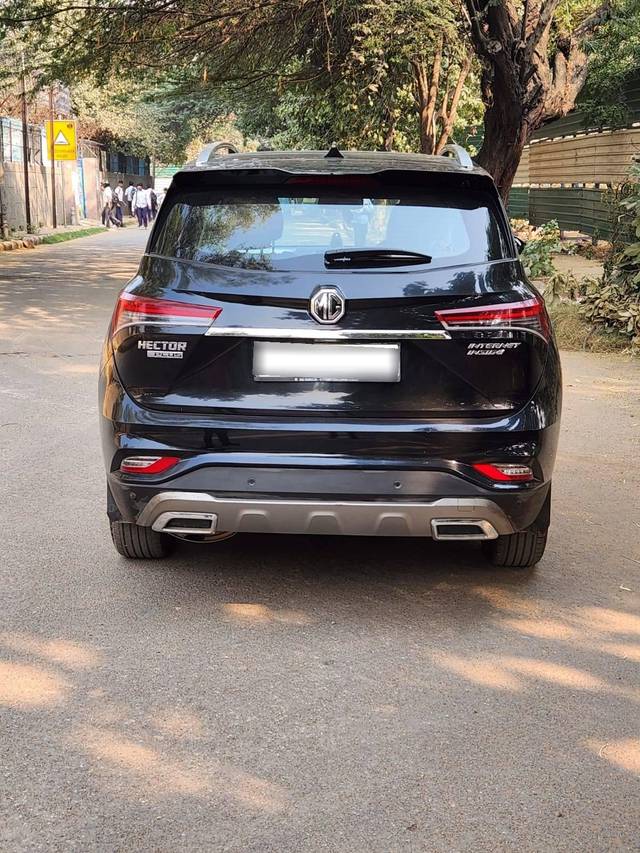 https://images10.gaadi.com/usedcar_image/4156145/original/processed_b58a6bcb8be9ba716e85628f02703564.jpeg?imwidth=6401