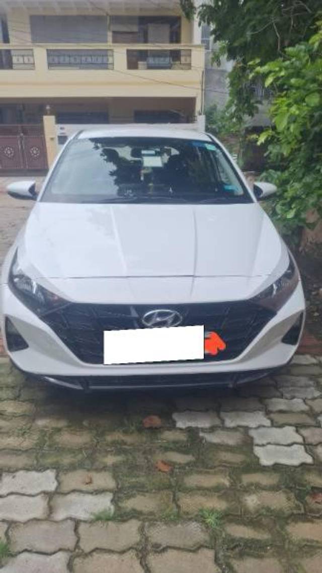 https://images10.gaadi.com/usedcar_image/4156171/original/processed_22ca3e2c-97f6-4371-b502-9e724dd46908.jpg?imwidth=6401