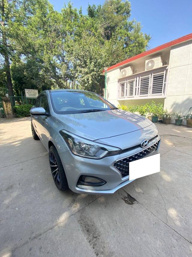 https://images10.gaadi.com/usedcar_image/4156389/original/processed_8a3f6761b85c76517820a77912af98fa.jpeg?imwidth=6400