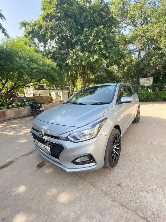 https://images10.gaadi.com/usedcar_image/4156389/original/processed_cc88a4f34b60707c9a915968deef31e7.jpeg?imwidth=6402