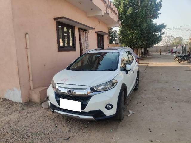 https://images10.gaadi.com/usedcar_image/4156602/original/processed_9e0e287b-6320-4aee-9379-0219ce65bc2a.jpg?imwidth=6401