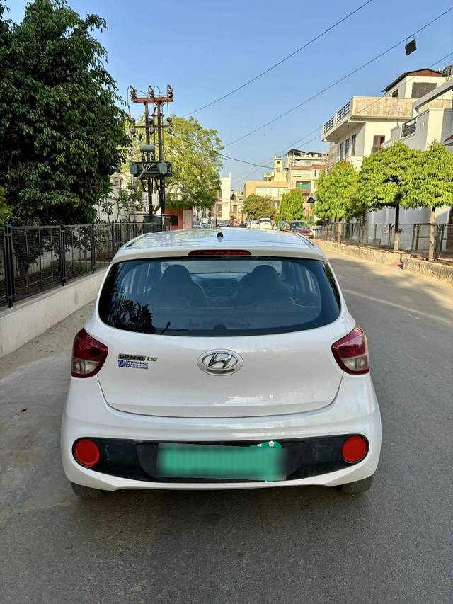 https://images10.gaadi.com/usedcar_image/4157006/original/processed_28c68049e6e00c427f694105fb985abd.jpg?imwidth=6401