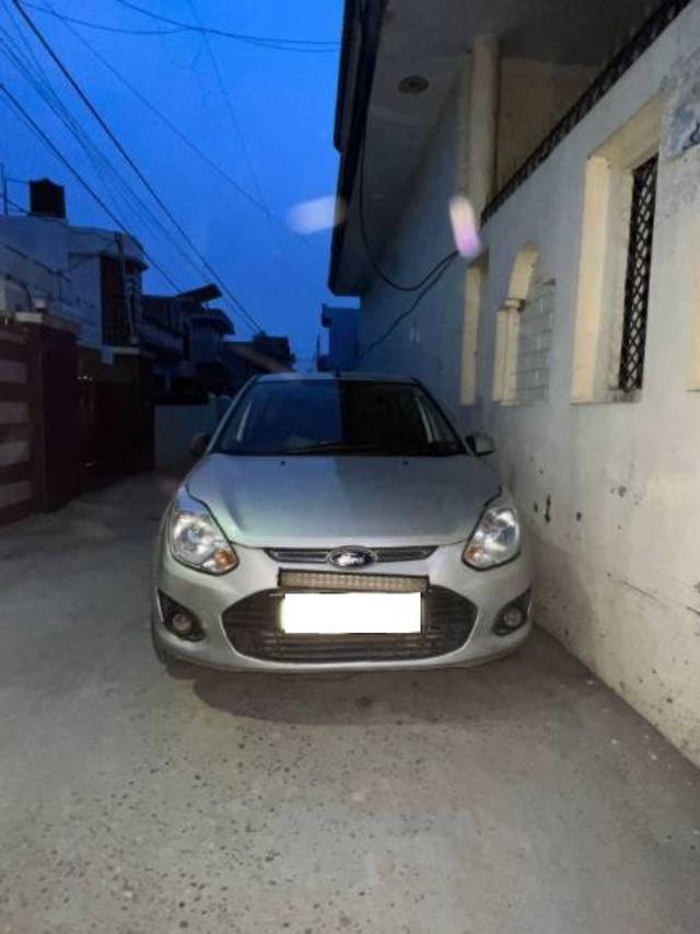 https://images10.gaadi.com/usedcar_image/4157108/original/processed_38ce5904-46e0-410d-af8b-e77e26acb7a9.jpg?imwidth=6400