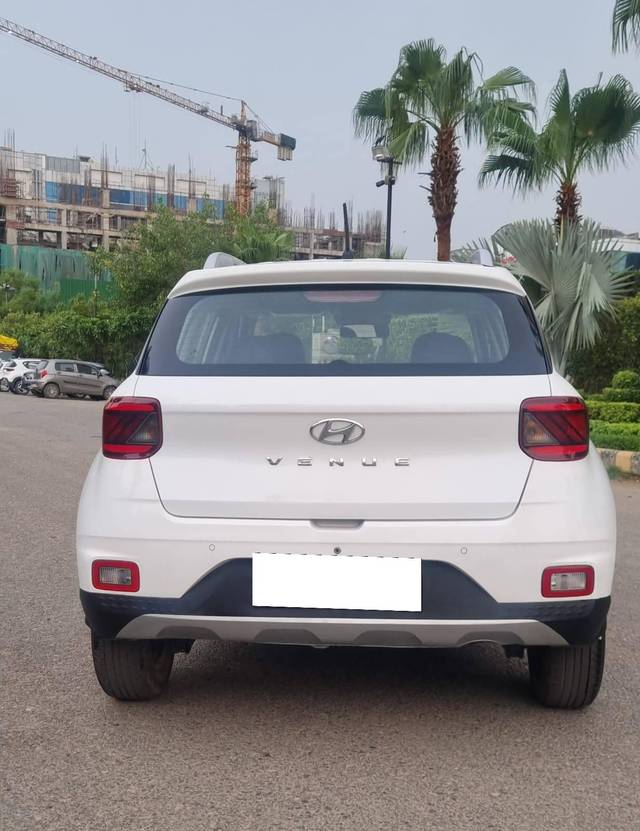 https://images10.gaadi.com/usedcar_image/4157233/original/processed_8dfc7a7f4e5ed7a010ba37add0b02ca2.jpg?imwidth=6402