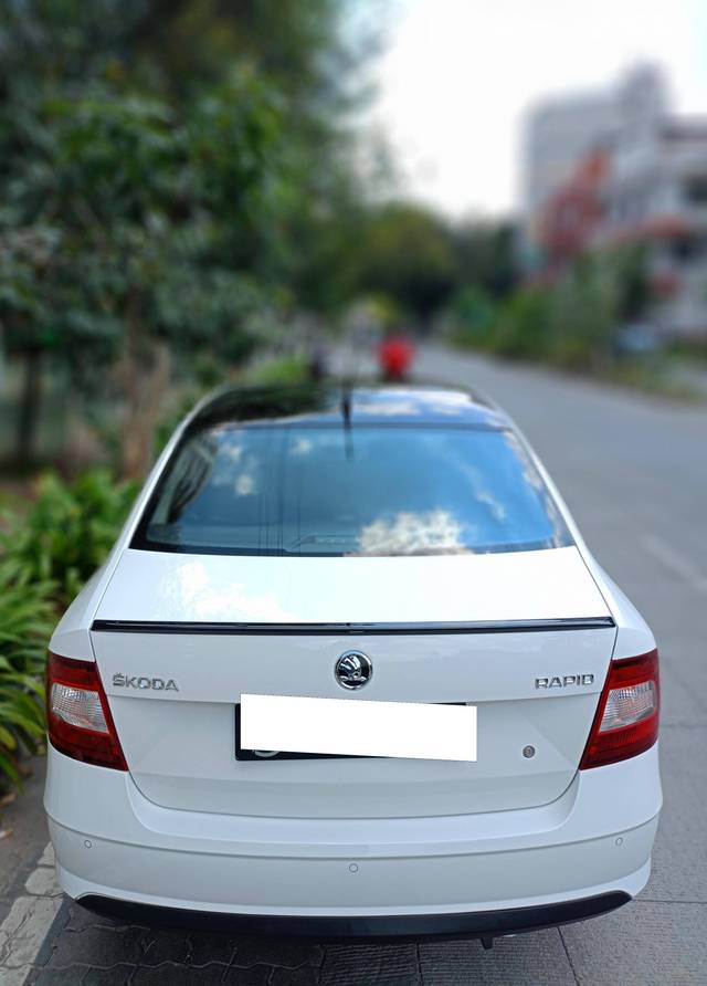 https://images10.gaadi.com/usedcar_image/4157435/original/processed_da721acc1d1f8fbf48499c3a8003bd47.jpg?imwidth=6402