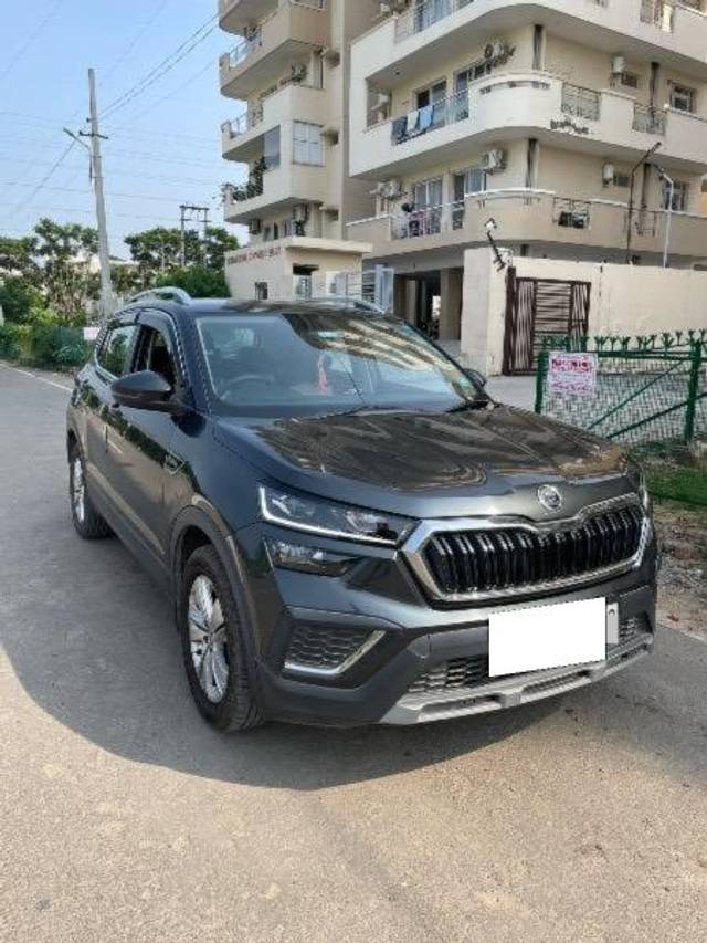 https://images10.gaadi.com/usedcar_image/4157528/original/processed_d181e79e-bb12-4add-a7ce-703fdf088db5.jpg?imwidth=6400