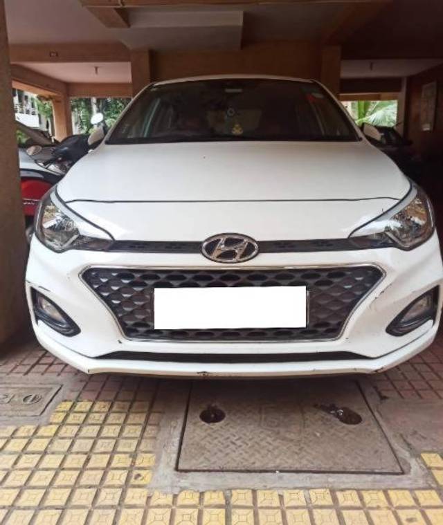 https://images10.gaadi.com/usedcar_image/4157758/original/processed_5570bdba-534c-4c18-a8dd-0e136e78586d.jpeg?imwidth=6400