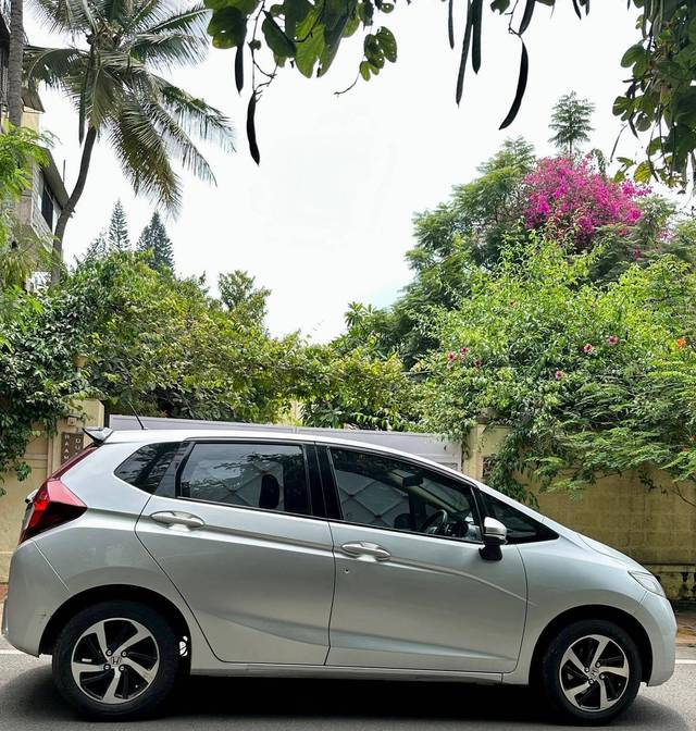 https://images10.gaadi.com/usedcar_image/4157809/original/processed_24a039ad3999e4e20192cbe7de0d4767.jpg?imwidth=6401