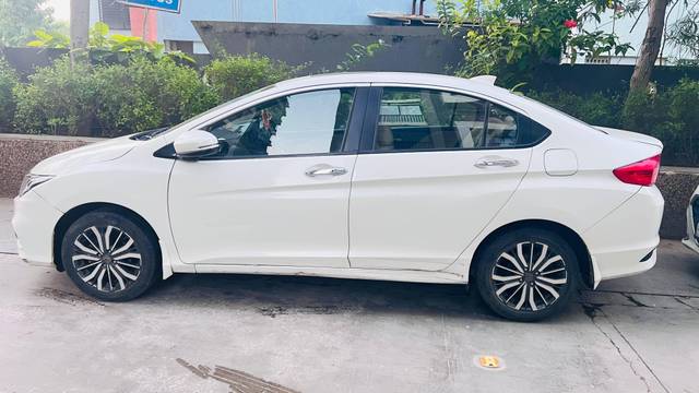 https://images10.gaadi.com/usedcar_image/4157826/original/processed_a5cfe8c3-d96c-4e08-912d-2cebe0d87eb5.jpeg?imwidth=6402