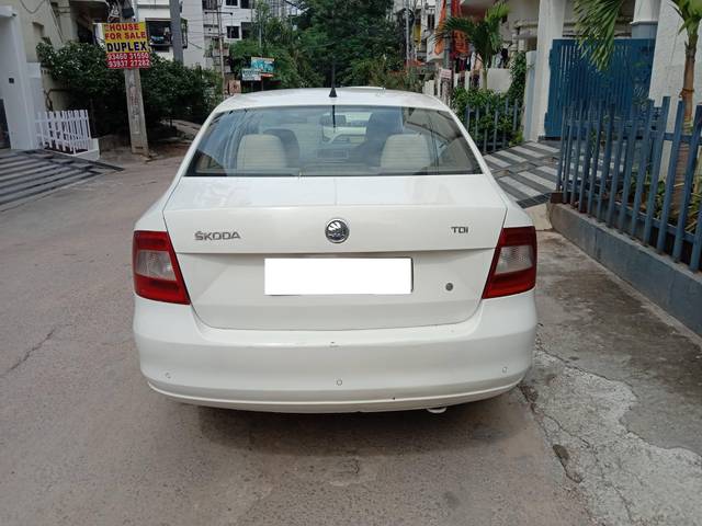 https://images10.gaadi.com/usedcar_image/4157953/original/processed_52ec59100e71d1fb550b3e76895ab668.jpg?imwidth=6402