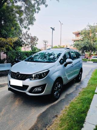 Mahindra Marazzo Mahindra Marazzo M8