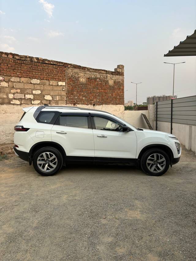 https://images10.gaadi.com/usedcar_image/4158398/original/8a874d0f806b6a27025f7dab57a40954.jpg?imwidth=6401