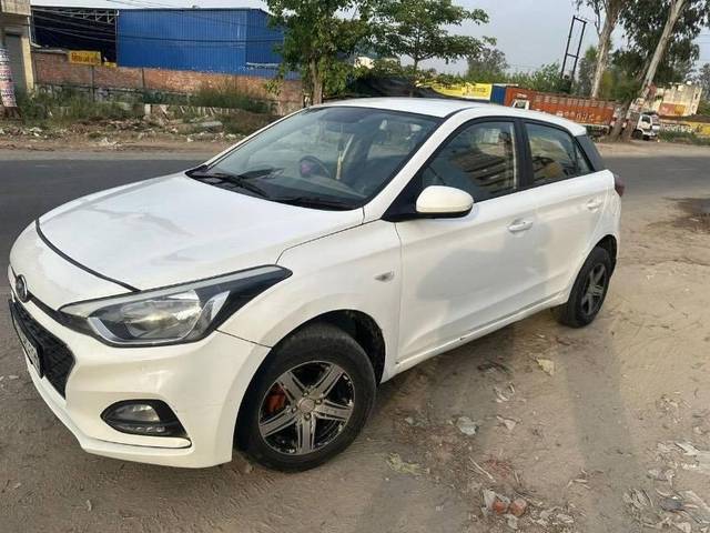 https://images10.gaadi.com/usedcar_image/4158555/original/processed_93a21fa8-f7e8-435c-a255-2a748f206a47.jpg?imwidth=6400