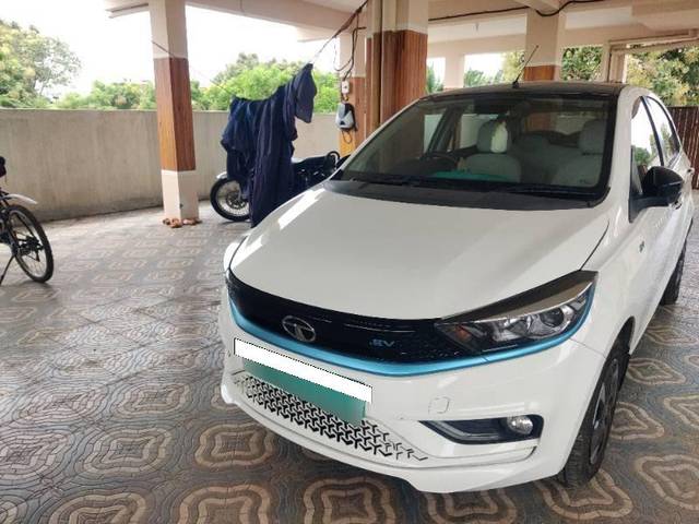 https://images10.gaadi.com/usedcar_image/4158661/original/processed_18ac9c3d-125d-45c1-ba60-f43103d2af99.jpg?imwidth=6401